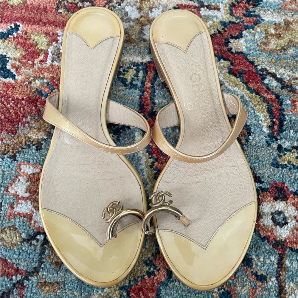 Vintage Chanel Beige patent Leather Slide Sandals with Gold CC accent Hardware